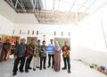 Peduli Korban Bencana, Rektor UMSU Serahkan Bantuan Renovasi SD Muhammadiyah 28 Medan
