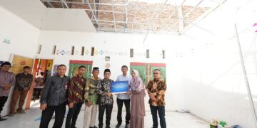 Peduli Korban Bencana, Rektor UMSU Serahkan Bantuan Renovasi SD Muhammadiyah 28 Medan